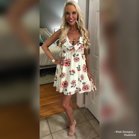 LAST 1! 🥰Ivory Floral Tunic Dress with Back Tie - Picture 3 of 5